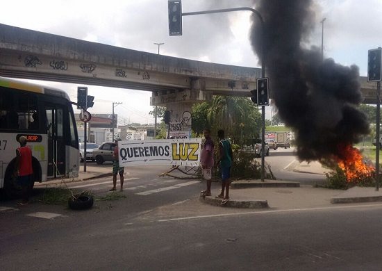 Moradores fazem protestos em diversos pontos do Rio contra a falta de luz após chuva