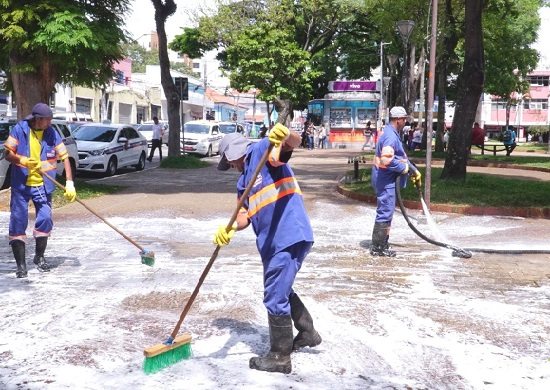Proguaru realiza nova lavagem e limpeza da Praça Getúlio Vargas
