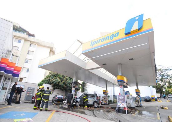 Mogi das Cruzes – Marceneiro bate em carro estacionado em posto de combustível