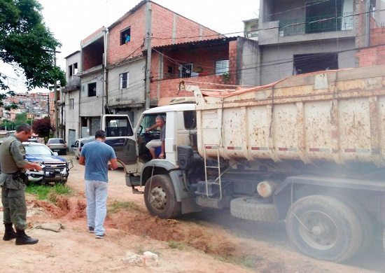 Caminhões são apreendidos por transporte irregular de resíduos