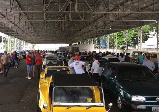 Fundo Social recebe 230 kg de alimentos arrecadados em encontro de carros antigos