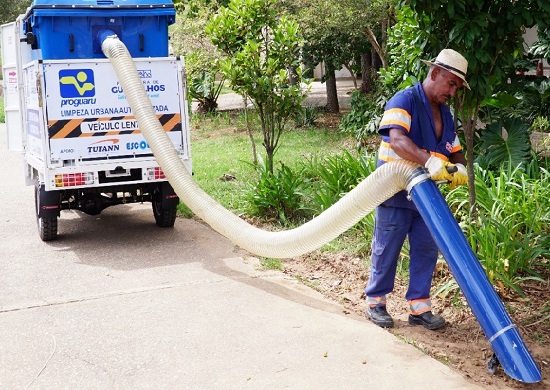 Proguaru inicia teste de triciclo que auxiliará na limpeza do Bosque Maia