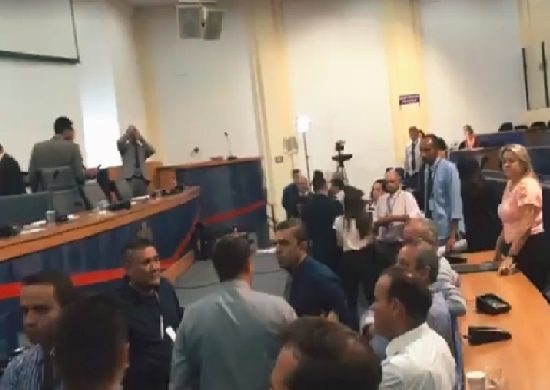 Confusão na Câmara de Guarulhos após vereadores esvaziarem o plenário e encerrar sessão