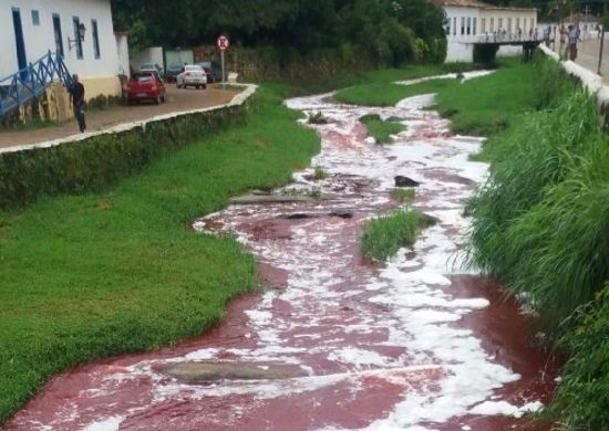 Caminhão com 10 mil litros de sangue bovino tomba e forma mancha no Rio Vermelho