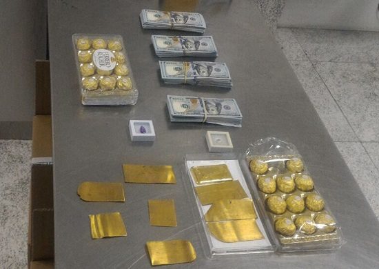 Mulher é presa com dólares, ouro e cristais no Aeroporto de Guarulhos