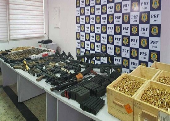 Homem é preso com 12 fuzis, 33 pistolas e 40 mil projéteis no Rio de Janeiro