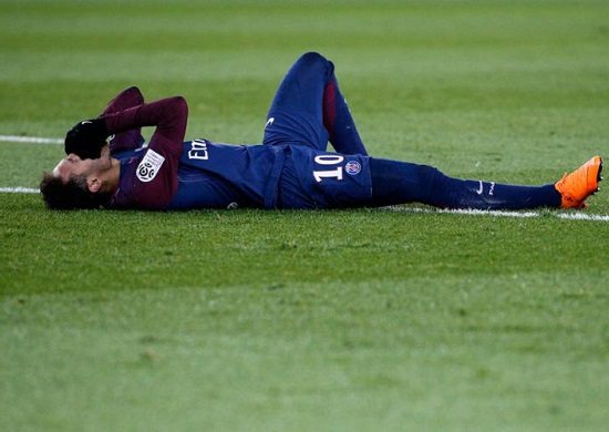 Após contusão, Neymar vai operar e só volta aos campos em maio