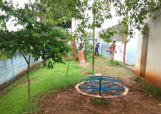 Proguaru realiza serviço de roçagem em escolas municipais