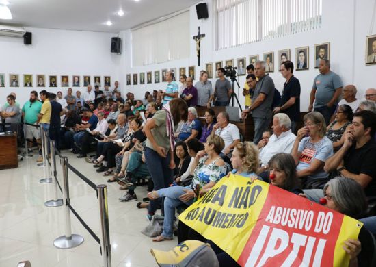 ATIBAIA: Manifestantes lotam novamente o plenário da Câmara durante sessão ordinária