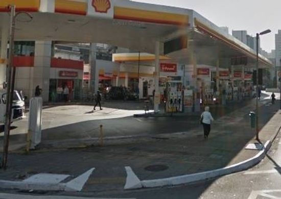 Foliões são baleados e dois morrem após urinarem em posto de gasolina na Rebouças