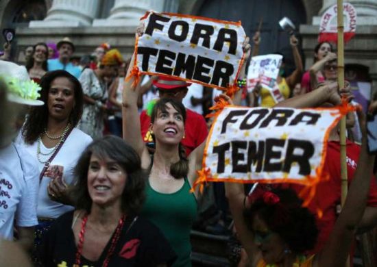 Suspensa multa de R$ 2,3 mil por gritar “Fora Temer”