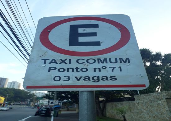 Ponto de táxi SURPRESA descontenta moradores de condomínio residencial