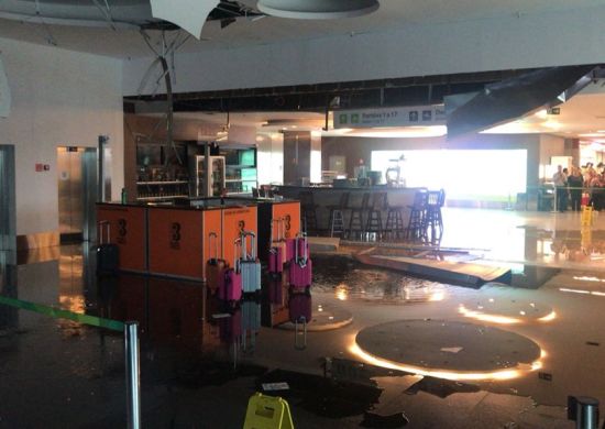 Teto do Aeroporto de Brasília desaba e aterroriza passageiros