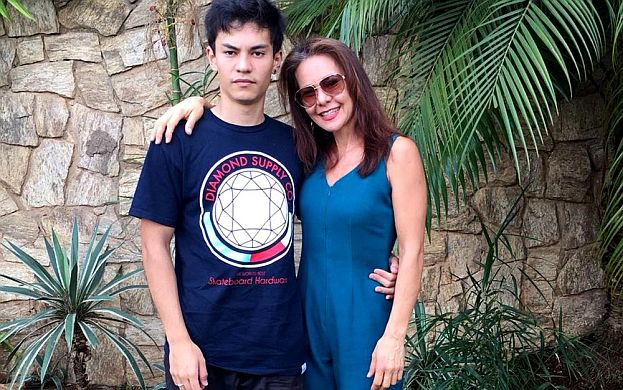 Barrado pelo Detran, rapaz troca de roupa com a mãe para fazer prova prática de CNH e foto viraliza