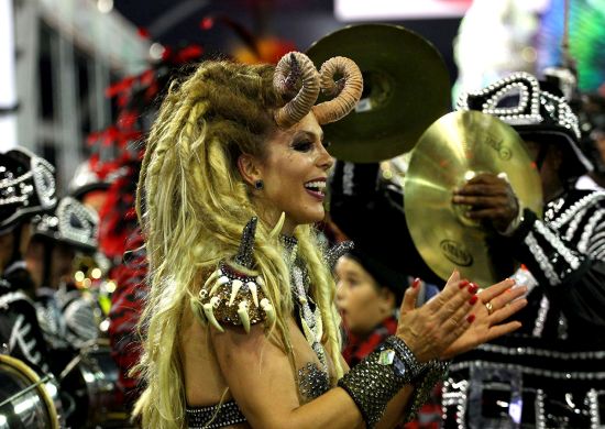 SHEILA MELLO FALA DA EMOÇÃO DE VOLTAR A DESFILAR NO CARNAVAL