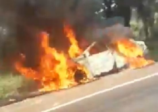 Motorista abandona carro em chamas e veículo cai em ribanceira em São José
