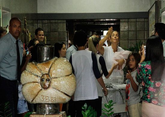 Ivete Sangalo recebe alta do hospital com as gêmeas