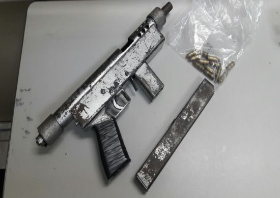 Trio usa metralhadora para assaltar pizzaria em Socorro, mas não consegue fugir por falta de combustível