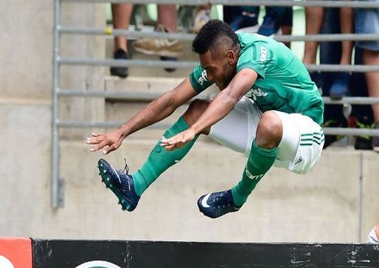No primeiro grande teste de ambos, Palmeiras vence Santos e segue como único 100% do Paulista