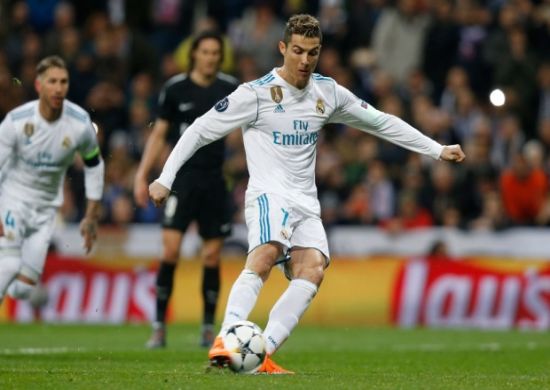 Com Neymar apagado, Cristiano Ronaldo marca dois e Real sai em vantagem