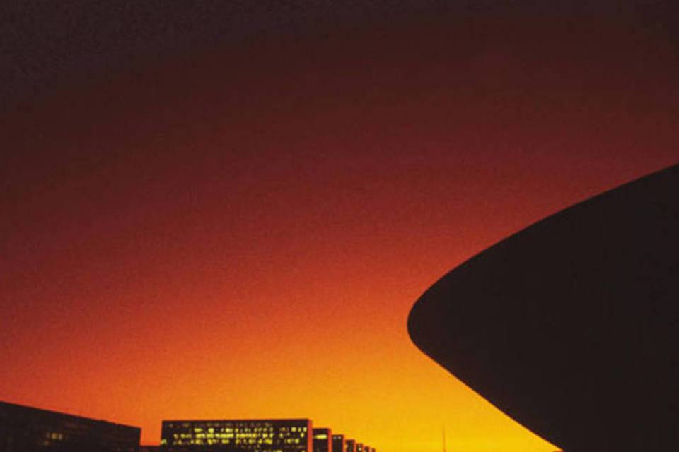 Piso de garagem cai e esmaga 25 veículos em brasília