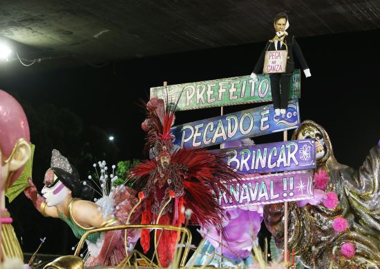 Mangueira transforma Crivella em boneco de Judas em alegoria