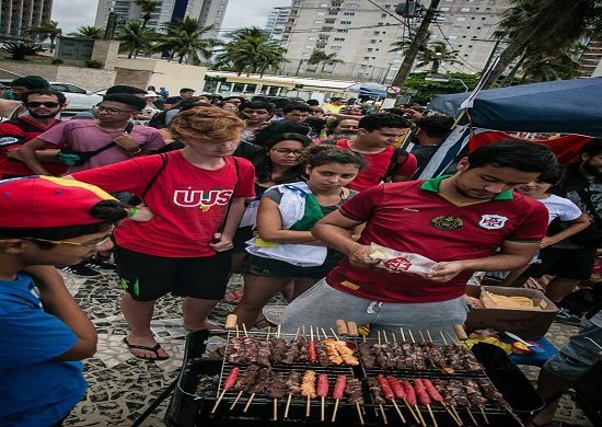 Apoiadores de Lula fazem churrasco em Guarujá para celebrar o ‘triplex do povo’
