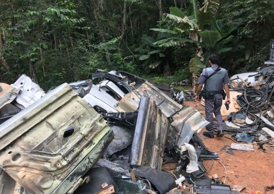 Polícia flagra desmanche de veículos em Santa Isabel
