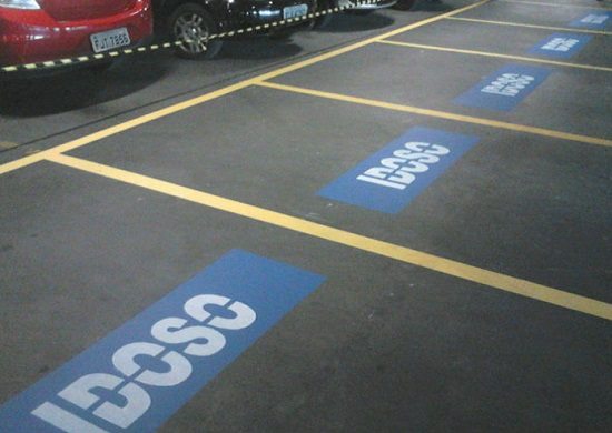 Em 6 meses, CET multa 1.319 motoristas em shoppings e mercados por desrespeitar vagas de idosos e deficientes