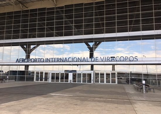 Bandidos invadem aeroporto de Viracopos e roubam carga de dólares
