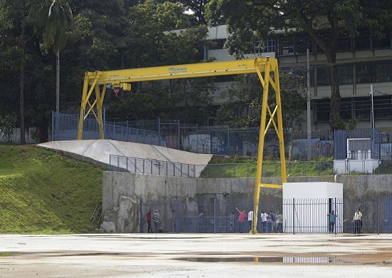 Prefeitura testa bombas de água do piscinão da Vila Galvão