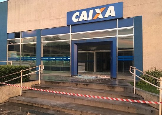 Bandidos explodem e roubam banco em Cubatão e fogem após tiroteio