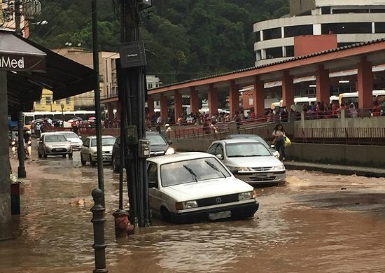 Criança morre soterrada em deslizamento de terra em Petrópolis
