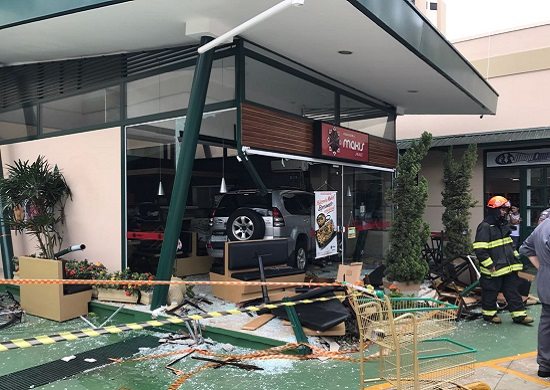 Carro perde o controle, invade galeria e deixa feridos em Campinas