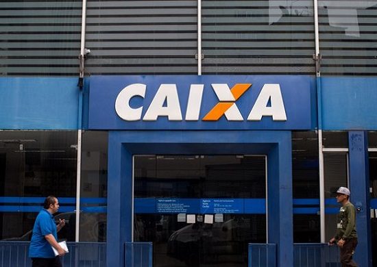 Mulher com prótese de quadril é indenizada após ser impedida de entrar em banco