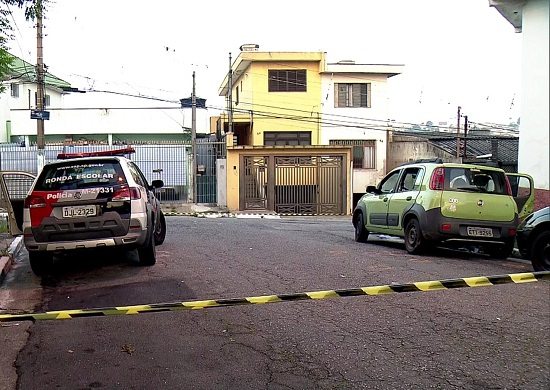 Duas pessoas morrem após serem baleadas dentro de carro
