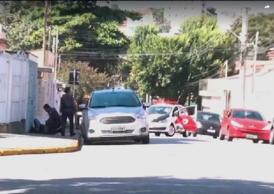 Trio é preso tentando assaltar casa com distintivos e coletes falsos da polícia