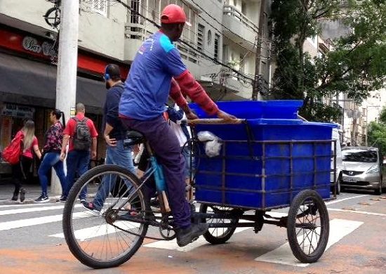 Comércio do Bom Retiro adota entregas por bicicleta ou triciclo