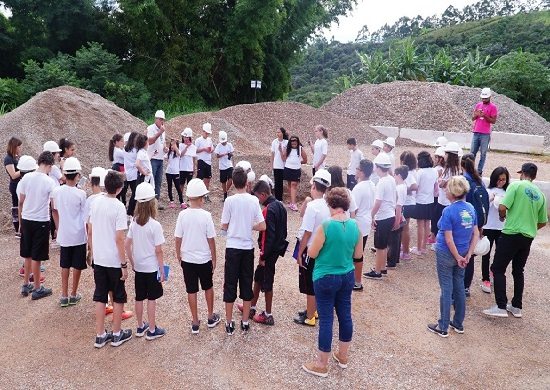 Usina Recicladora da Proguaru recebe visita de estudantes