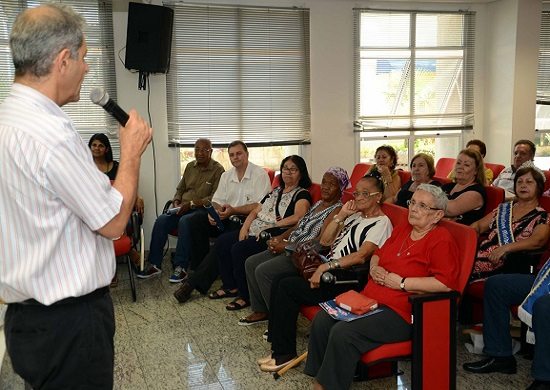 Idosos visitam Secretaria de Assuntos Difusos