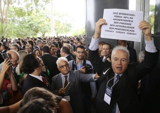 Juízes e procuradores federais realizam paralisação contra o fim do auxílio-moradia