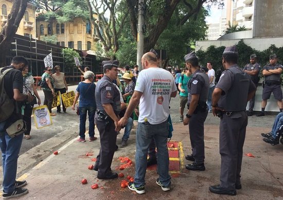 Manifestantes fazem ‘tomataço’ em frente a evento com Gilmar Mendes em SP