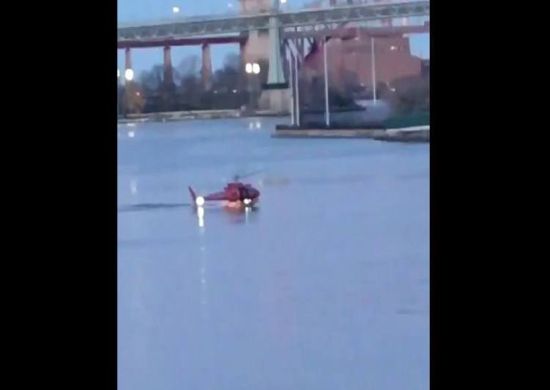 Queda de helicóptero em rio de Nova York deixa cinco mortos…vídeo no portal