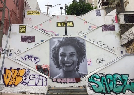 Escadaria de Pinheiros ganha retrato gigante em homenagem a Marielle