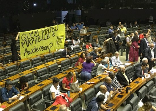 Mulher e irmã de Marielle Franco participam de sessão solene na Câmara dos Deputados