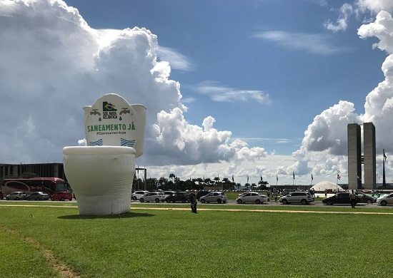 Vaso sanitário de 12 metros é inflado na Esplanada dos Ministérios