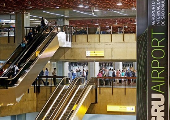 Médica é presa ao desembarcar no Aeroporto de Guarulhos após xingar e atacar comissários