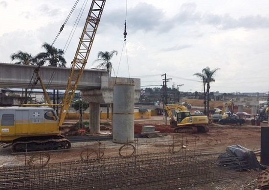 Trevo de Bonsucesso entra na fase de instalação do pilar do último viaduto