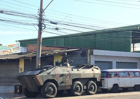 Ação no RJ com 3,4 mil militares tem tiroteio, via fechada e 8 presos