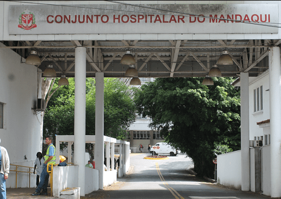 Hospital do Mandaqui tem falta de médicos e pacientes em macas no corredor